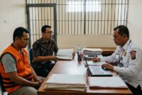 Ilustrasi Penyidik memeriksa tersangka MD didampingi kuasa hukum di Lapas Kelas IIA Jambi terkait dugaan TPPU seleksi Bintara Polri.(poto: AI).