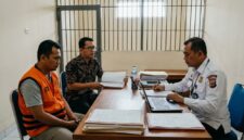 Ilustrasi Penyidik memeriksa tersangka MD didampingi kuasa hukum di Lapas Kelas IIA Jambi terkait dugaan TPPU seleksi Bintara Polri.(poto: AI).