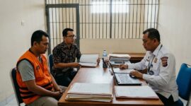 Ilustrasi Penyidik memeriksa tersangka MD didampingi kuasa hukum di Lapas Kelas IIA Jambi terkait dugaan TPPU seleksi Bintara Polri.(poto: AI).