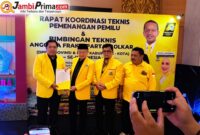 Ketua DPD Partai Golkar Provinsi Jambi, Drs. H. Cek Endra, didampingi Sekretaris DPD, Ir. H. Ivan Wirata, ST., MM., MT., secara langsung menyerahkan Surat Keputusan (SK) Kepengurusan DPD Partai Golkar Kota Sungai Penuh kepada Hutri Randa, S.Sos., MM. Foto: David/jambiprima.com