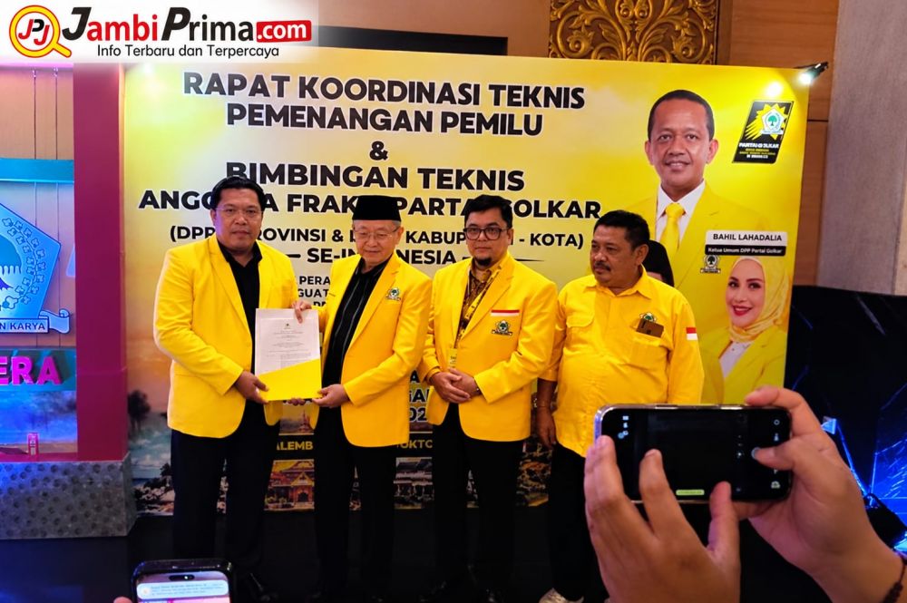 Ketua DPD Partai Golkar Provinsi Jambi, Drs. H. Cek Endra, didampingi Sekretaris DPD, Ir. H. Ivan Wirata, ST., MM., MT., secara langsung menyerahkan Surat Keputusan (SK) Kepengurusan DPD Partai Golkar Kota Sungai Penuh kepada Hutri Randa, S.Sos., MM. Foto: David/jambiprima.com