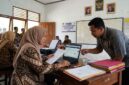 Ilustrasi: Guru memeriksa berkas pendaftaran seleksi PPPK Guru Agama Sekolah Rakyat 2026 melalui portal resmi SSCASN.(poto: AI).