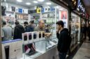 Suasana toko elektronik di Charsou Mall Teheran yang memajang jajaran ponsel pintar Apple terbaru di dalam etalase kaca.(poto: istimewa).