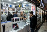 Suasana toko elektronik di Charsou Mall Teheran yang memajang jajaran ponsel pintar Apple terbaru di dalam etalase kaca.(poto: istimewa).