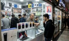 Jalur Gelap Ponsel Pintar Apple Tembus Pasar Teheran Iran