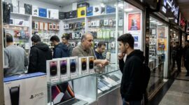 Suasana toko elektronik di Charsou Mall Teheran yang memajang jajaran ponsel pintar Apple terbaru di dalam etalase kaca.(poto: istimewa).