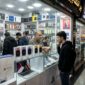 Suasana toko elektronik di Charsou Mall Teheran yang memajang jajaran ponsel pintar Apple terbaru di dalam etalase kaca.(poto: istimewa).
