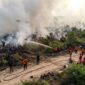 Ilustrasi: Satgas gabungan berjibaku memadamkan kebakaran hutan dan lahan gambut di tengah kepungan asap pekat di Sumatra.(poto: AI).