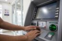 Kiat aman bertransaksi di ATM: Tutup rapat tombol PIN dengan tangan lain demi hindari bahaya kamera pengintai.(poto: AI).