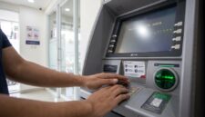 Kiat aman bertransaksi di ATM: Tutup rapat tombol PIN dengan tangan lain demi hindari bahaya kamera pengintai.(poto: AI).