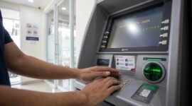 Kiat aman bertransaksi di ATM: Tutup rapat tombol PIN dengan tangan lain demi hindari bahaya kamera pengintai.(poto: AI).