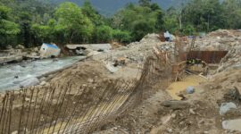 Alat berat dan pekerja memperbaiki tanggul penahan sungai yang rusak akibat banjir di Kota Padang.(poto: metrotvnews.com).