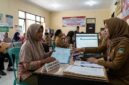 Ilustrasi: Warga mengurus peralihan kepesertaan BPJS Kesehatan Mandiri menjadi PBI di kantor Dinas Sosial setempat.(poto: AI).