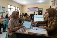 Ilustrasi: Warga mengurus peralihan kepesertaan BPJS Kesehatan Mandiri menjadi PBI di kantor Dinas Sosial setempat.(poto: AI).