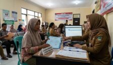 Ilustrasi: Warga mengurus peralihan kepesertaan BPJS Kesehatan Mandiri menjadi PBI di kantor Dinas Sosial setempat.(poto: AI).