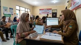 Ilustrasi: Warga mengurus peralihan kepesertaan BPJS Kesehatan Mandiri menjadi PBI di kantor Dinas Sosial setempat.(poto: AI).
