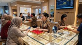 Ilustrasi Aktivitas jual beli dan cek harga emas perhiasan konsumen di gerai toko perhiasan modern pada Selasa, 20 Oktober 2026.(poto: AI).