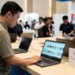 Ilustrasi: Pengunjung menjajal Googlebooks berbasis Intel saat pameran teknologi, di tengah isu kompatibilitas aplikasi Android.(poto: oegopost.id).