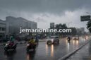 Ilustrasi: Suasana lalu lintas di salah satu kota saat diguyur hujan, di tengah prakiraan cuaca wilayah BMKG hari ini.( poto: jemarionline.com/AI).