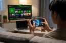 Ilustrasi Gamer memainkan game via Xbox Cloud Playtime di smartphone dengan kuota waktu tanpa konsol fisik di ruang keluarga.(poto: oegopost.id).