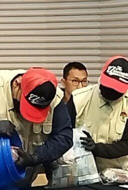 KPK Sita Tong Biru Berisi Uang Ratusan Juta Rupiah Terkait Suap Proyek Klaten