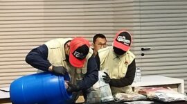 Penyidik memamerkan tong plastik berwarna biru tersebut langsung di hadapan wartawan saat konferensi pers di Gedung Merah Putih KPK, Jakarta Selatan, Jumat (16/10/2026).(poto: detik.com).