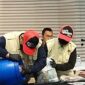 Penyidik memamerkan tong plastik berwarna biru tersebut langsung di hadapan wartawan saat konferensi pers di Gedung Merah Putih KPK, Jakarta Selatan, Jumat (16/10/2026).(poto: detik.com).